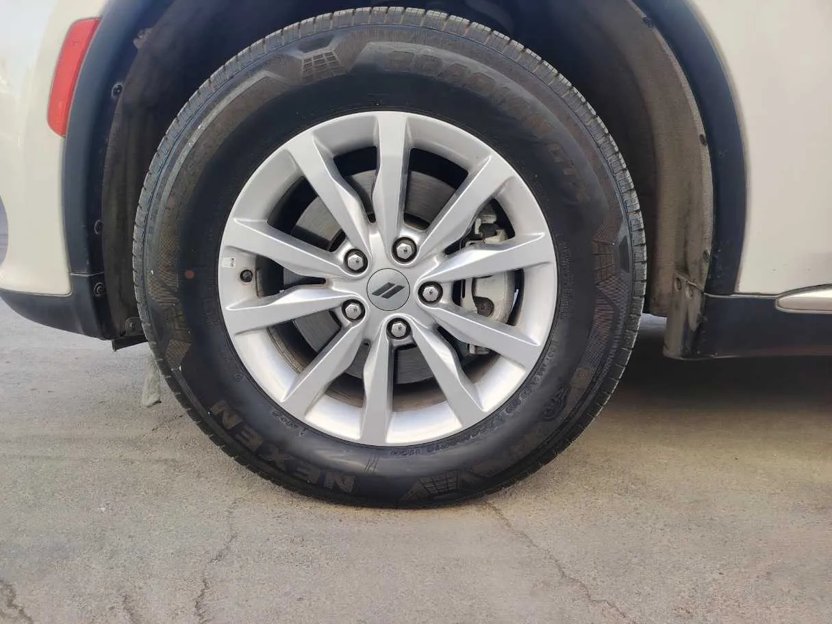 Car image 9