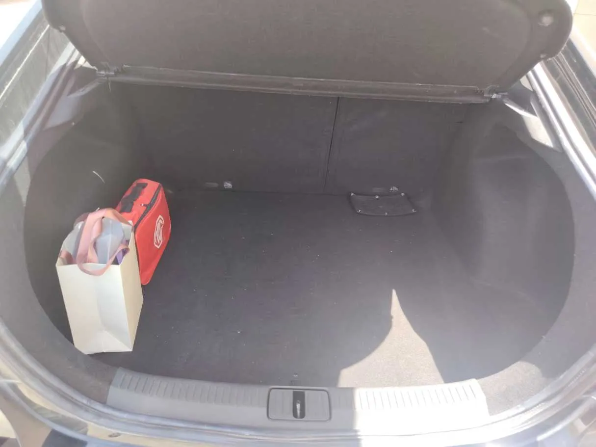 Car image 25