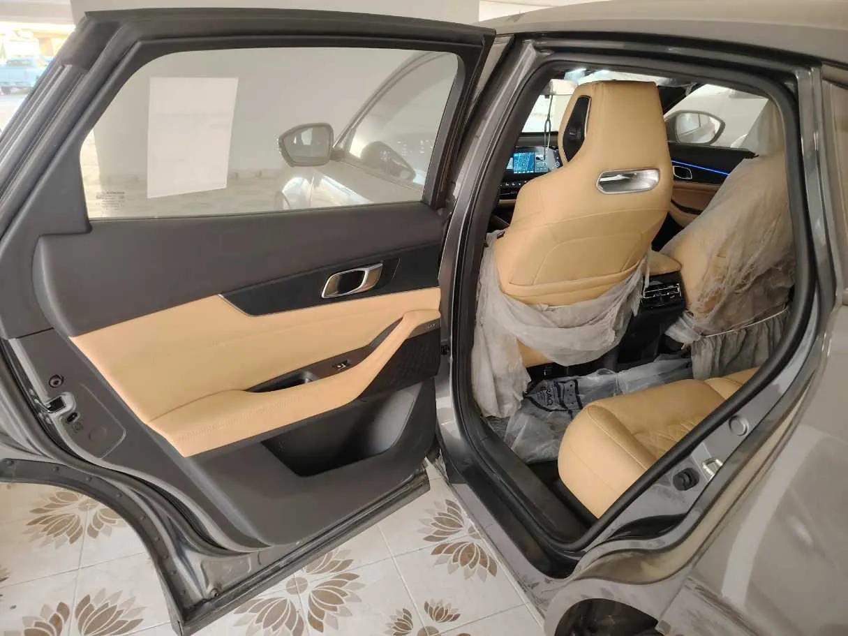 Car image 18