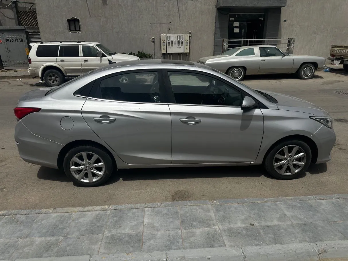 Car image 4