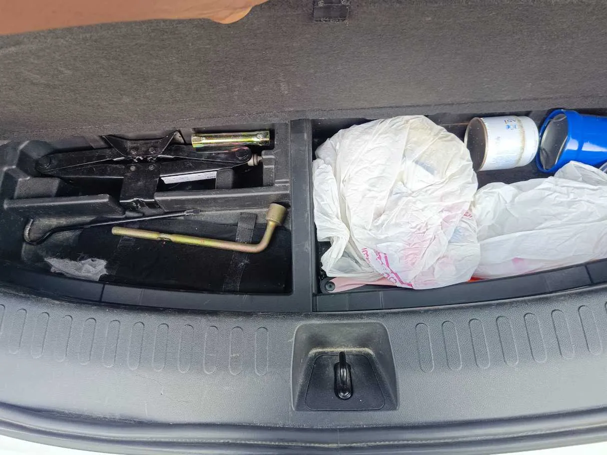 Car image 30