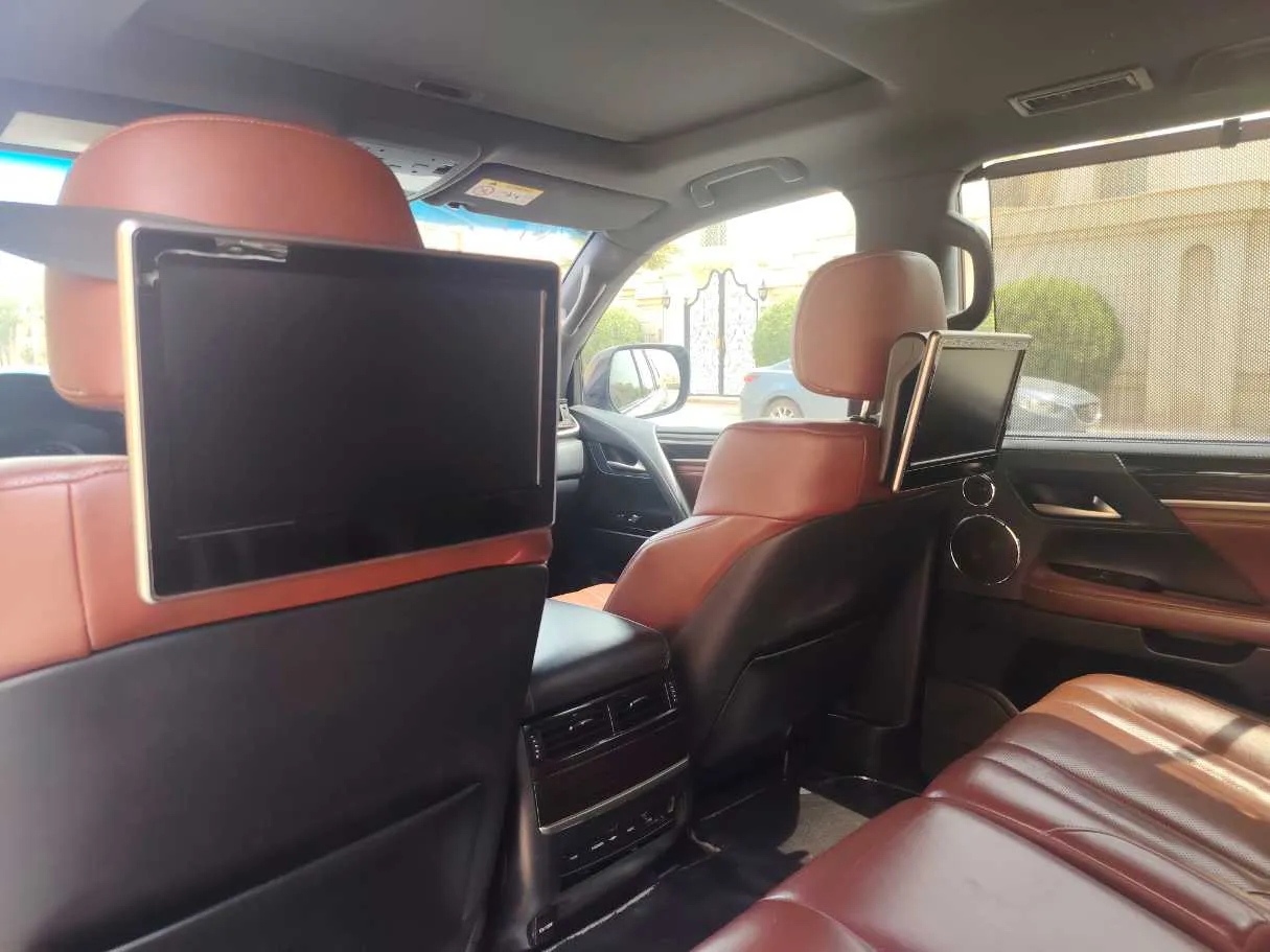Car image 18