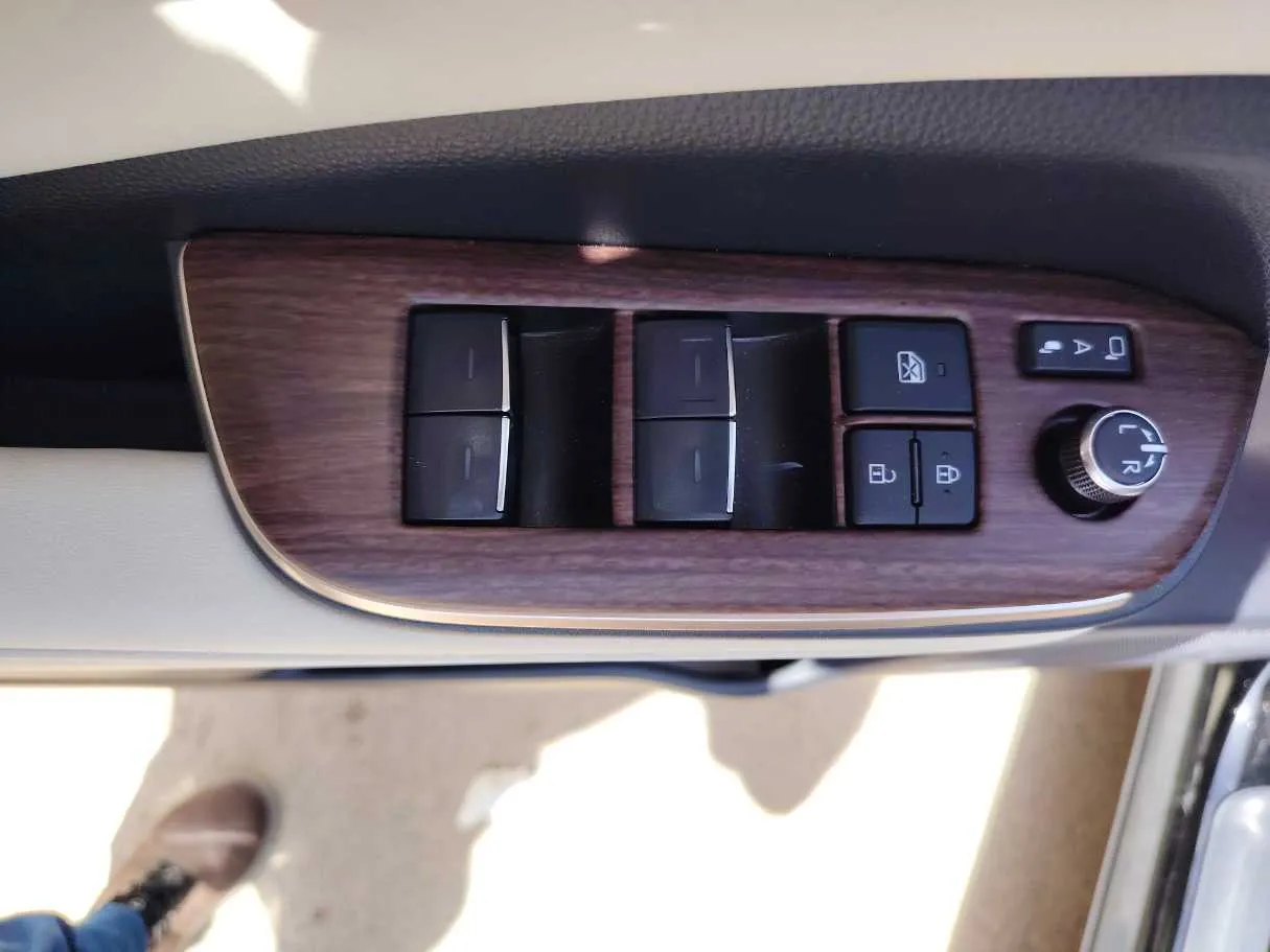 Car image 27