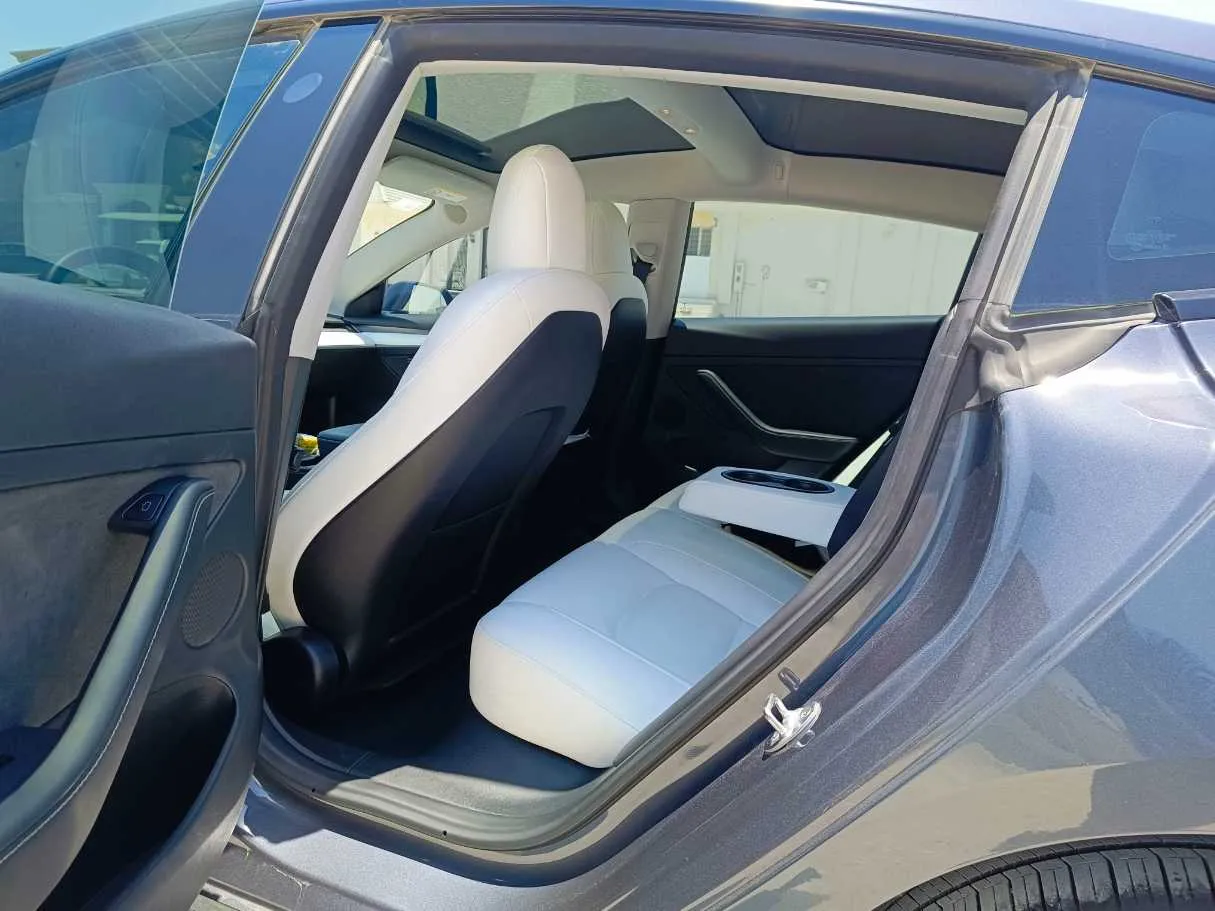 Car image 19