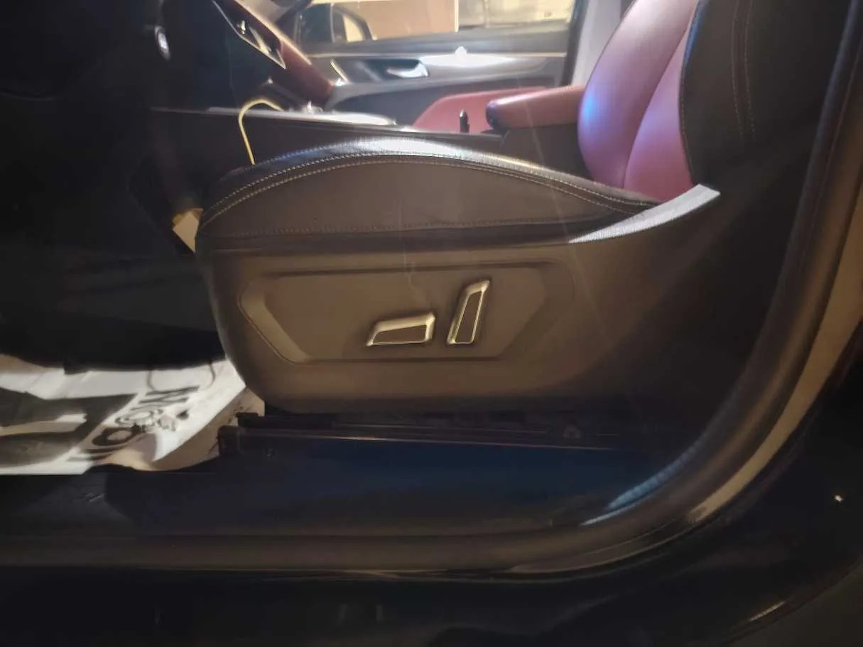 Car image 30