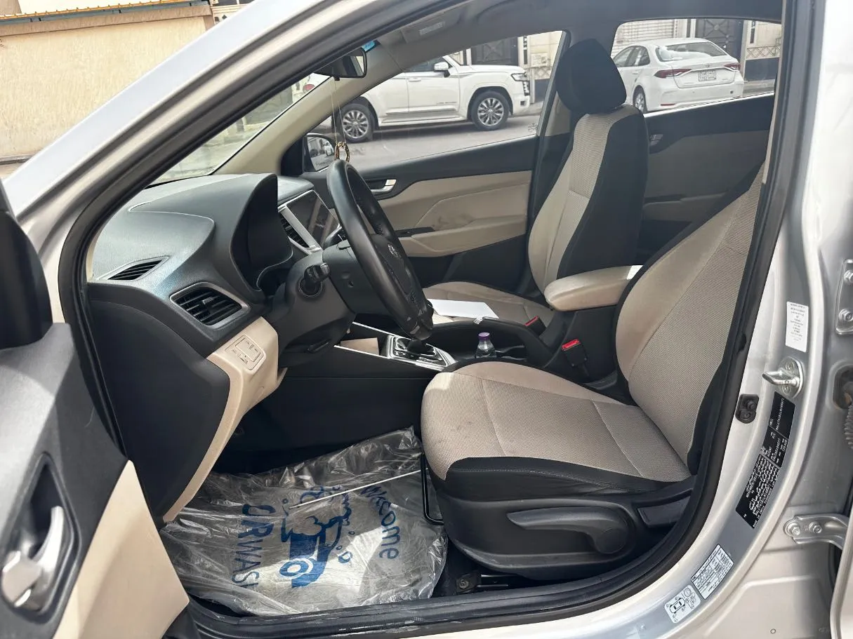 Car image 12