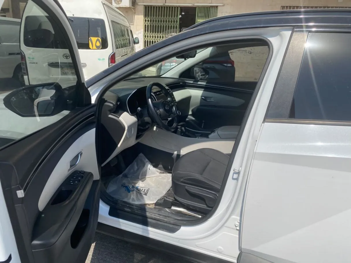 Car image 11