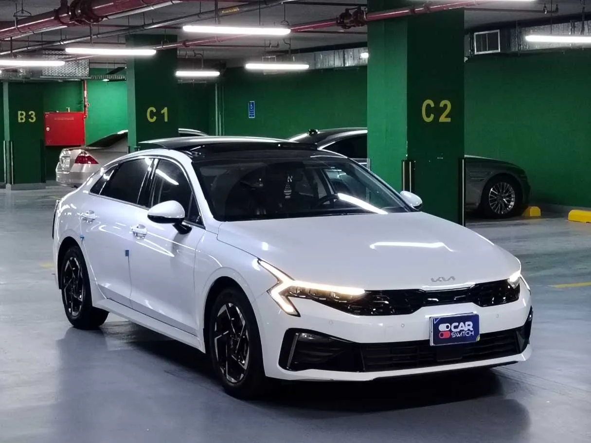 Car image 3