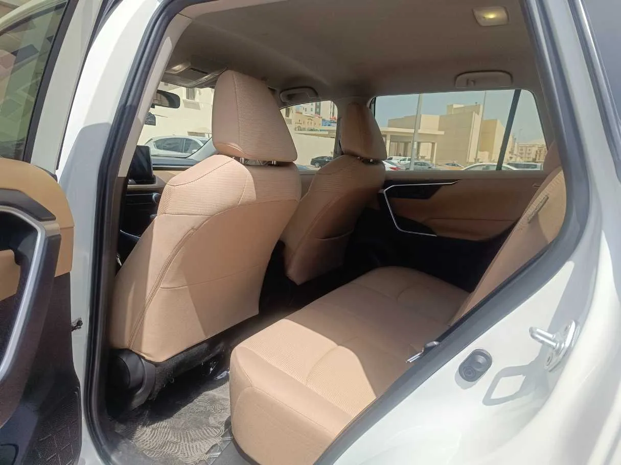Car image 18