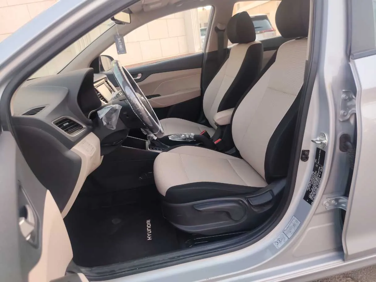 Car image 13