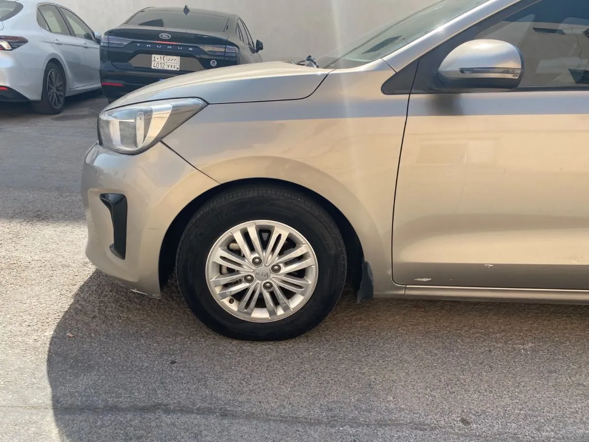 Car image 9