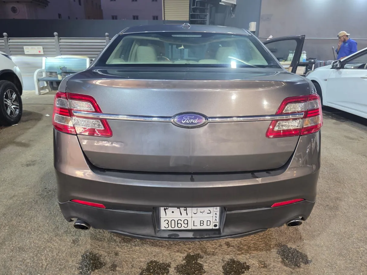 Car image 14