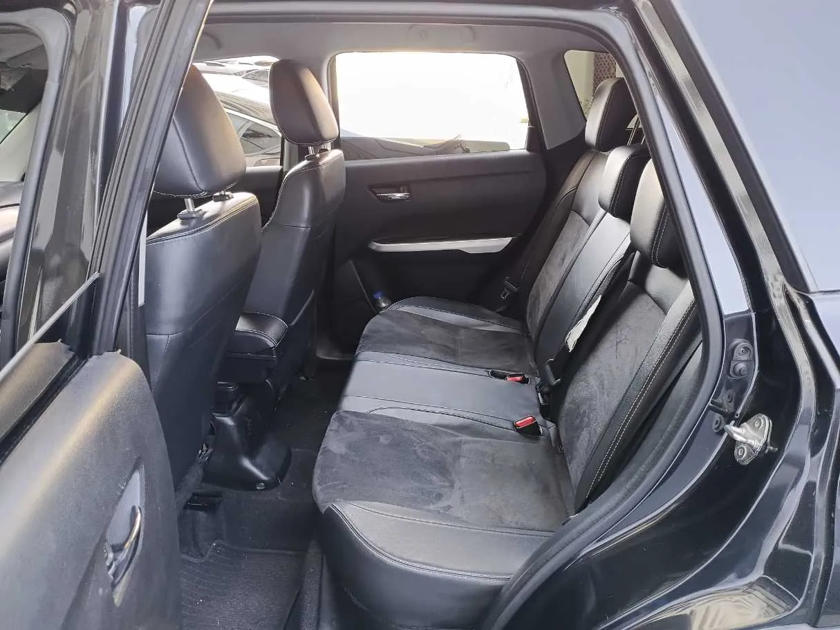 Car image 14