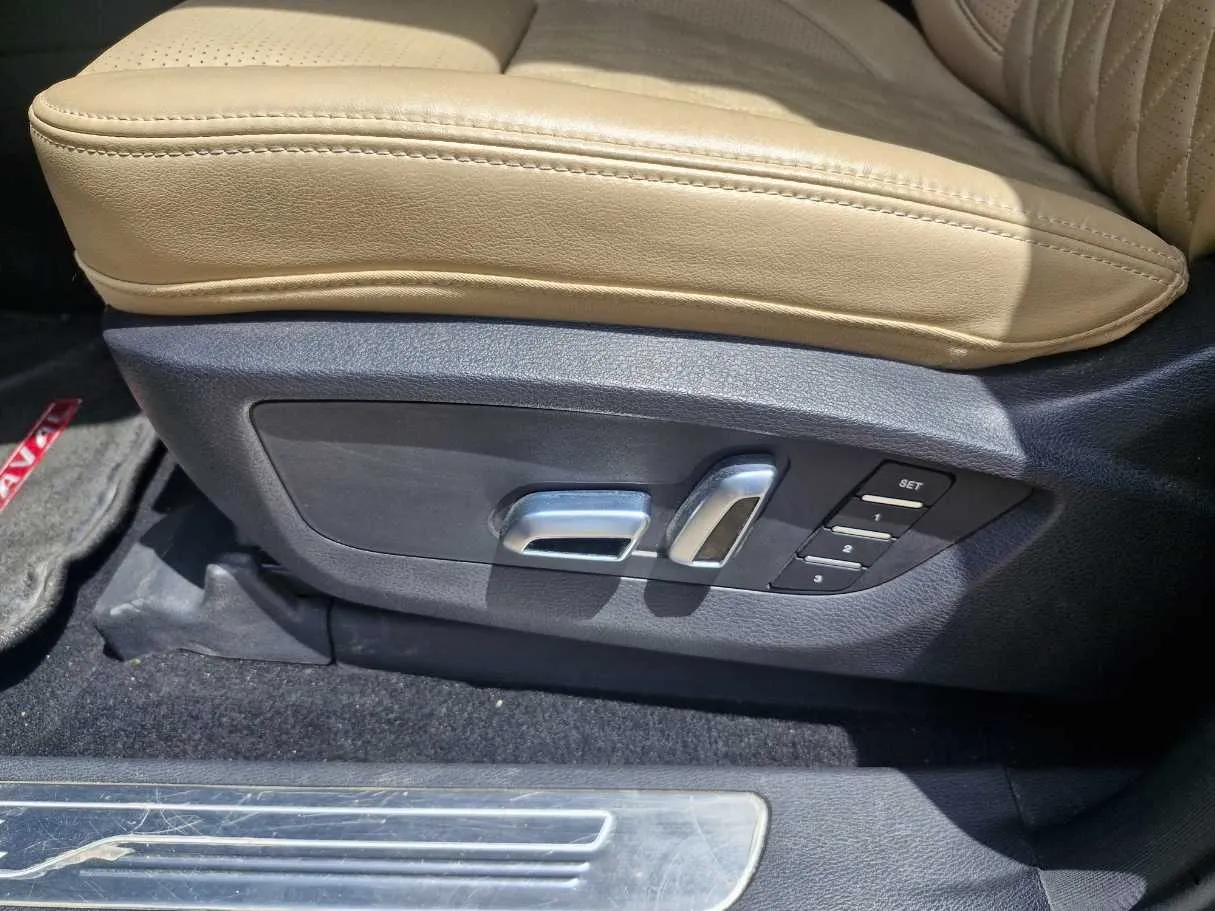 Car image 23