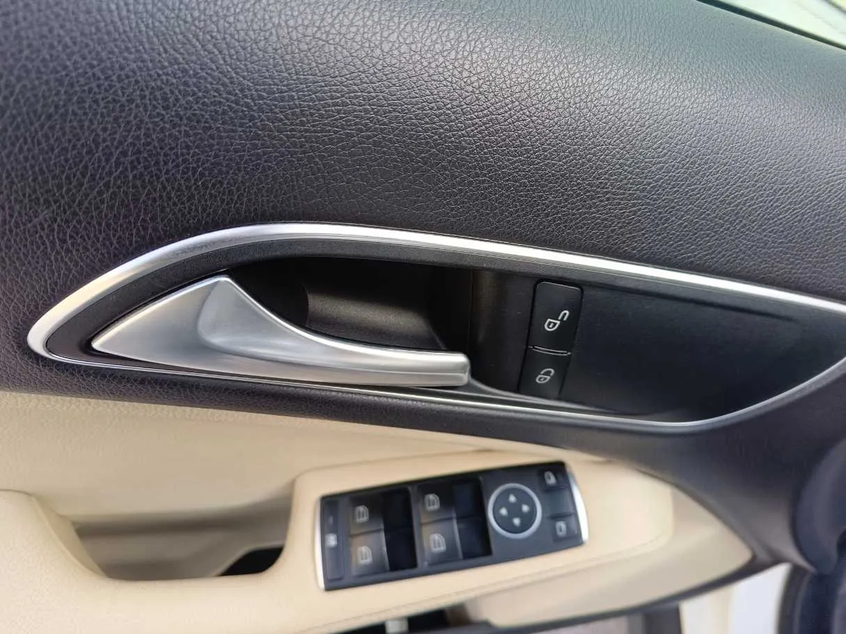 Car image 32