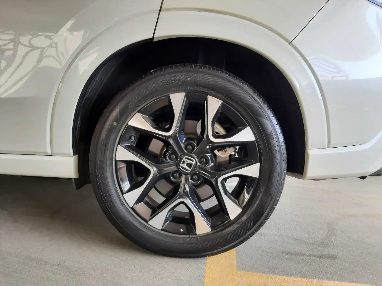 Car image 9