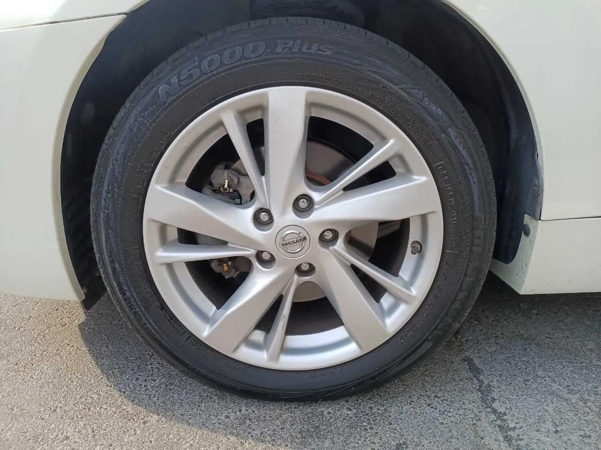 Car image 9