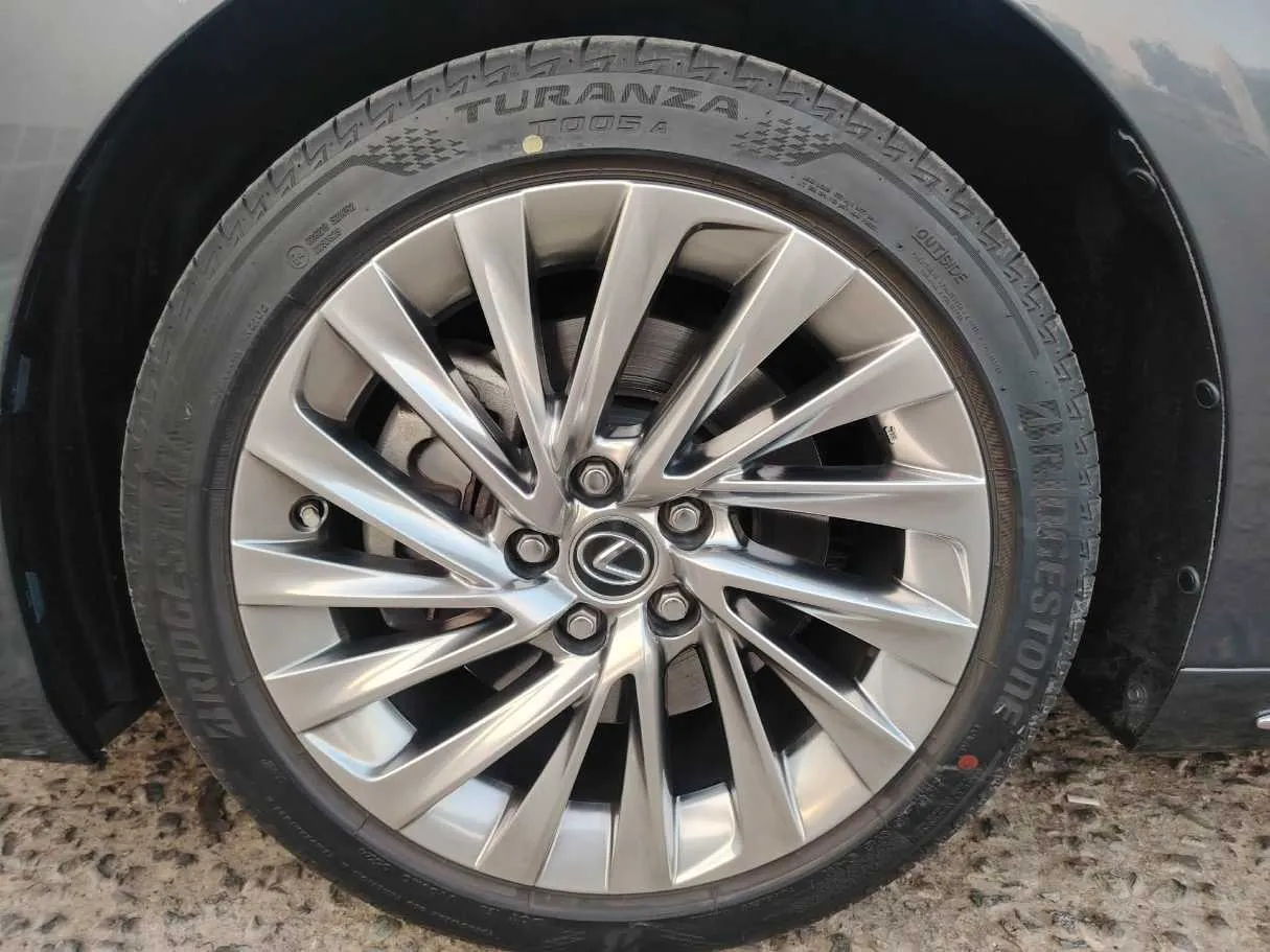 Car image 10