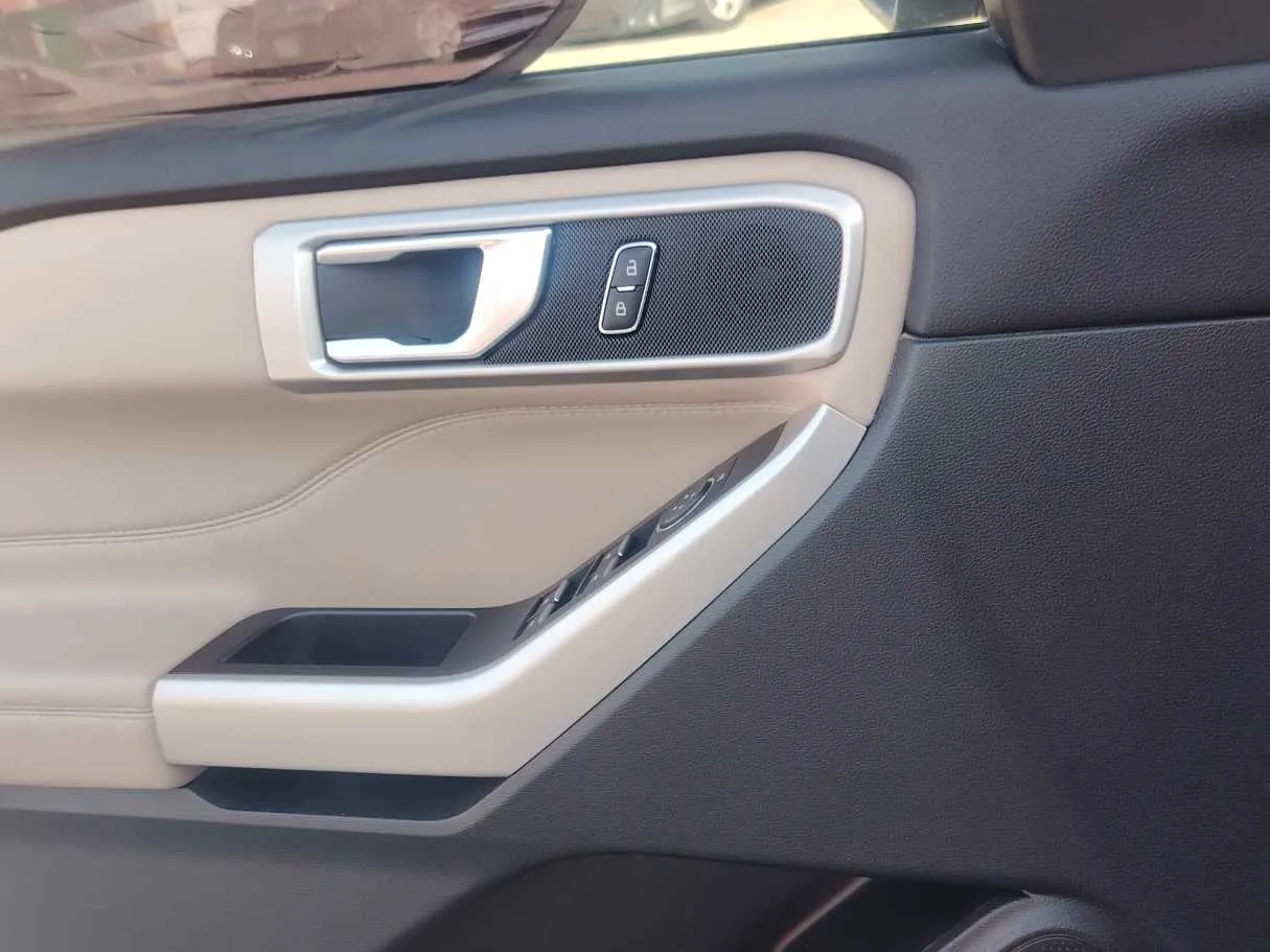 Car image 27