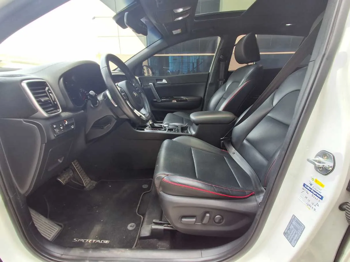 Car image 12