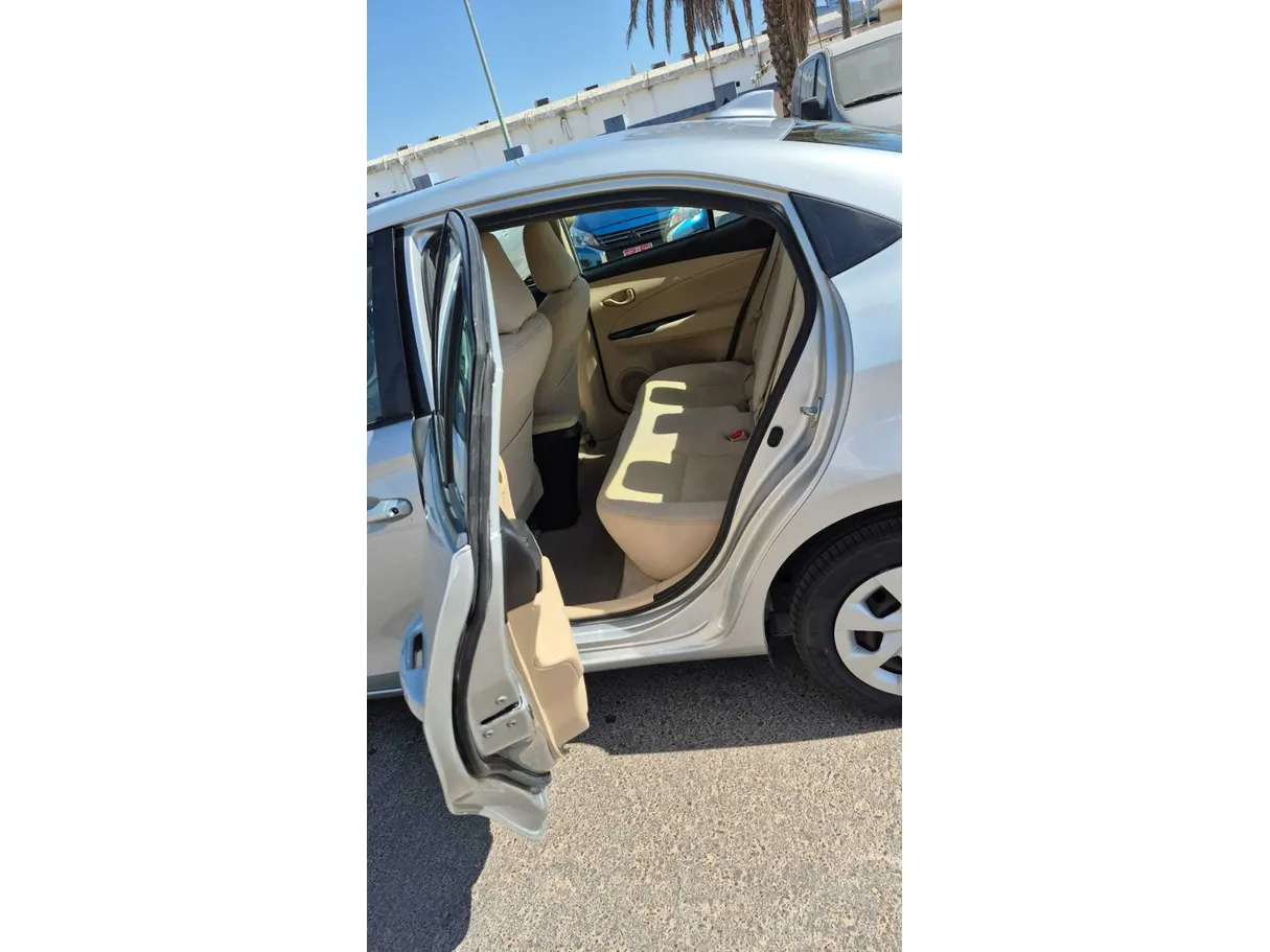 Car image 12
