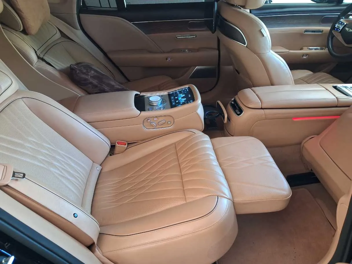 Car image 14