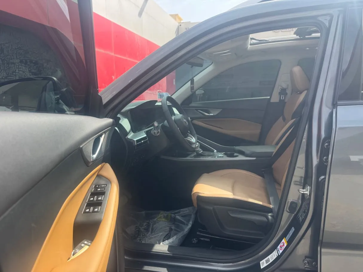 Car image 12