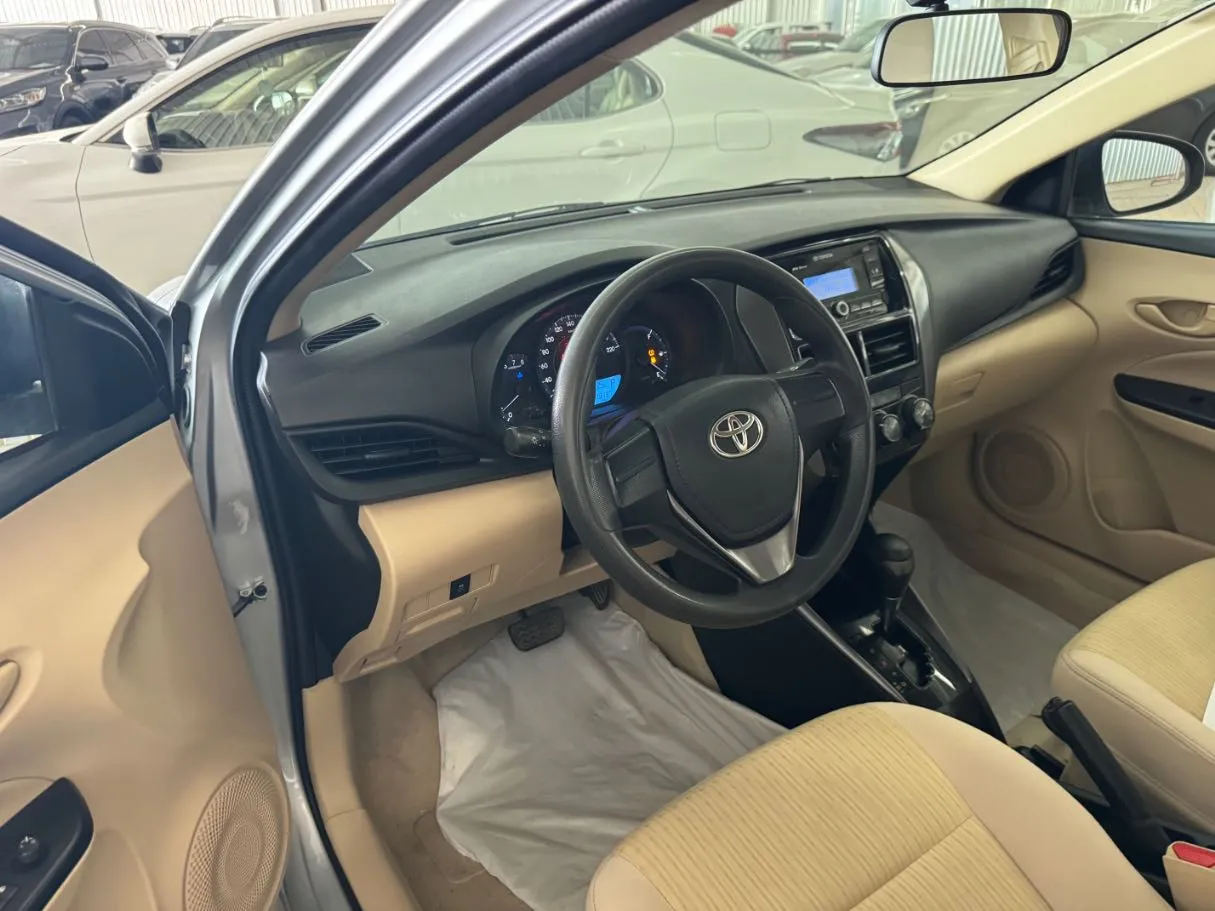 Car image 14