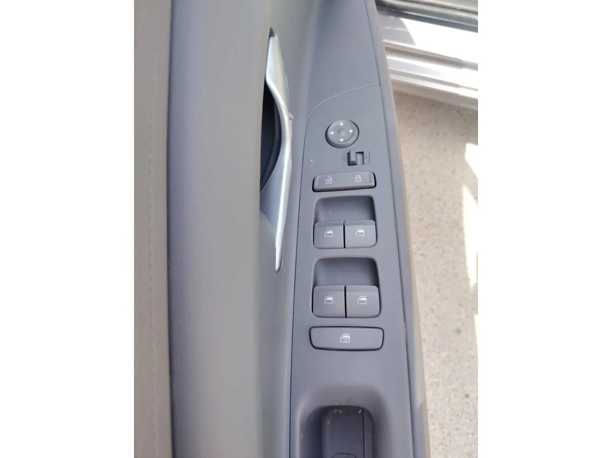 Car image 27