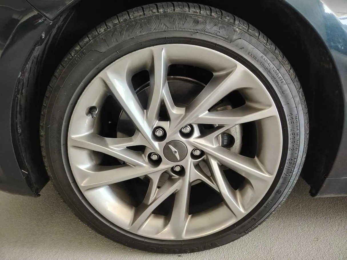 Car image 9