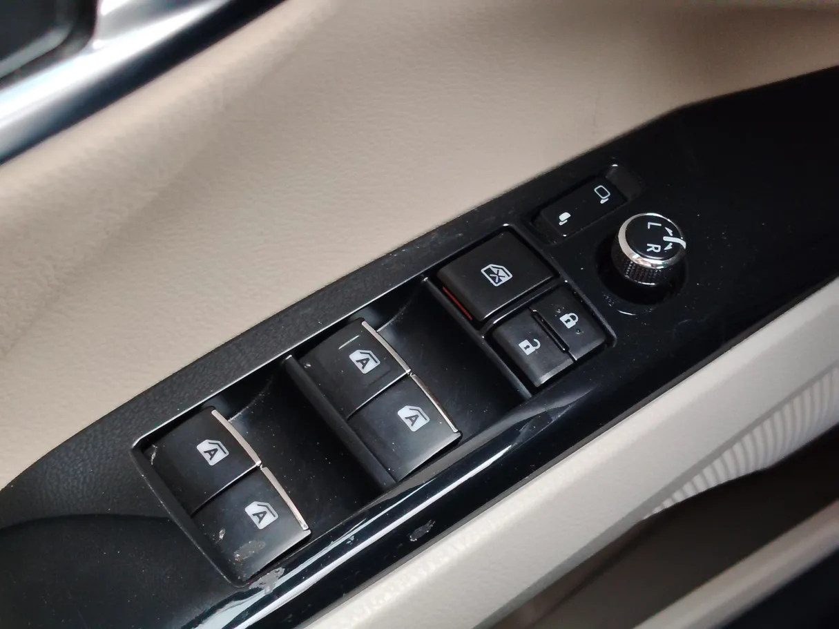Car image 29