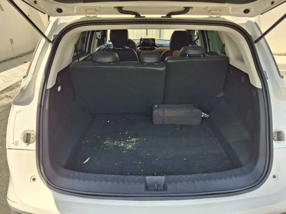 Car image 19