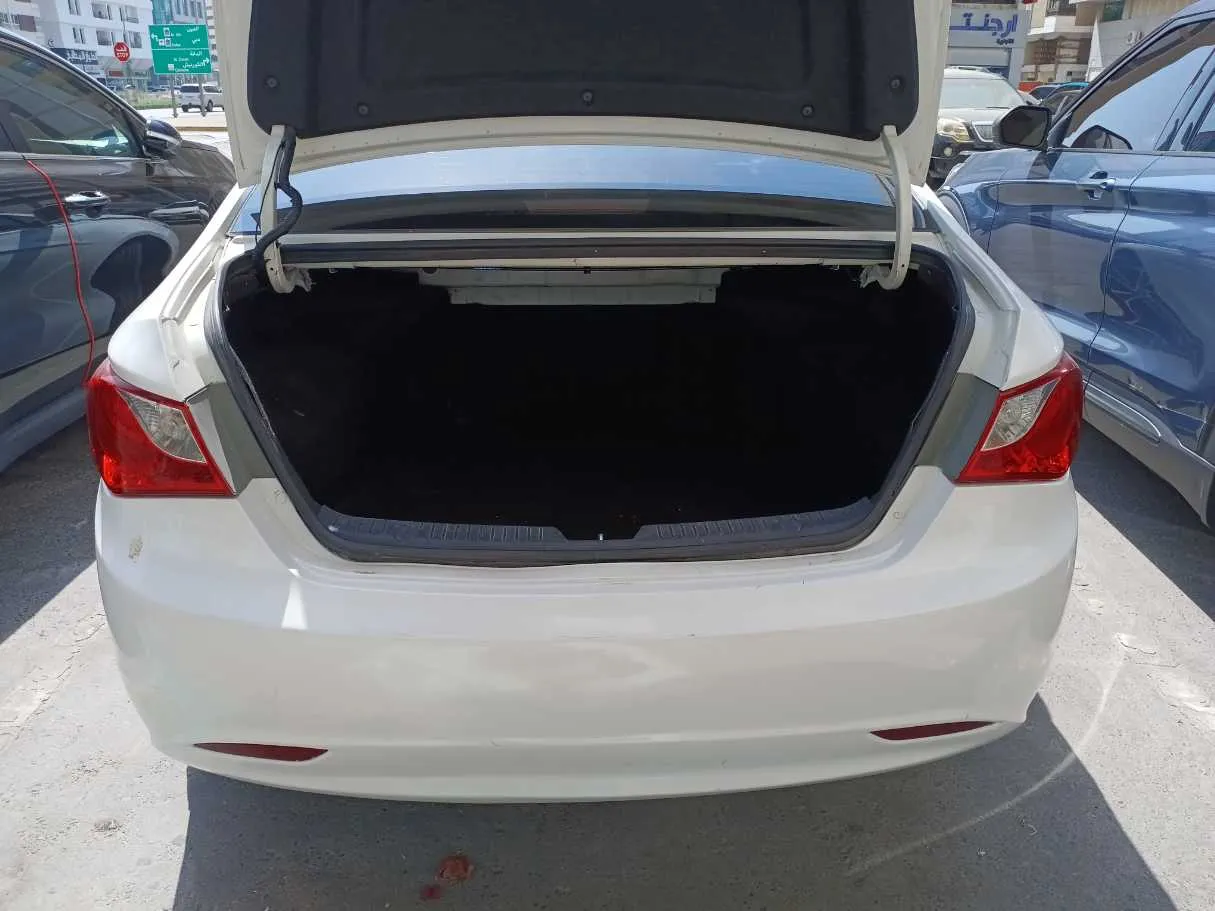 Car image 19