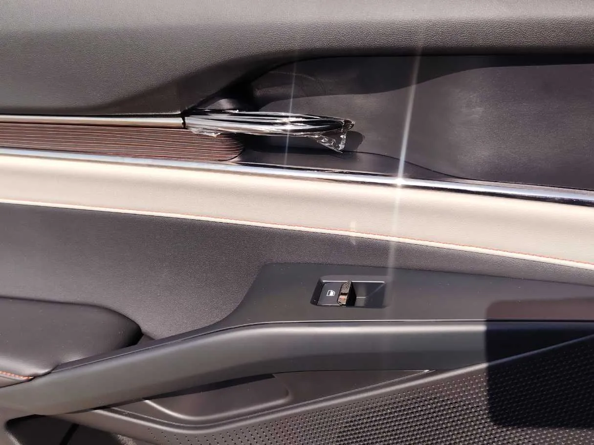 Car image 27