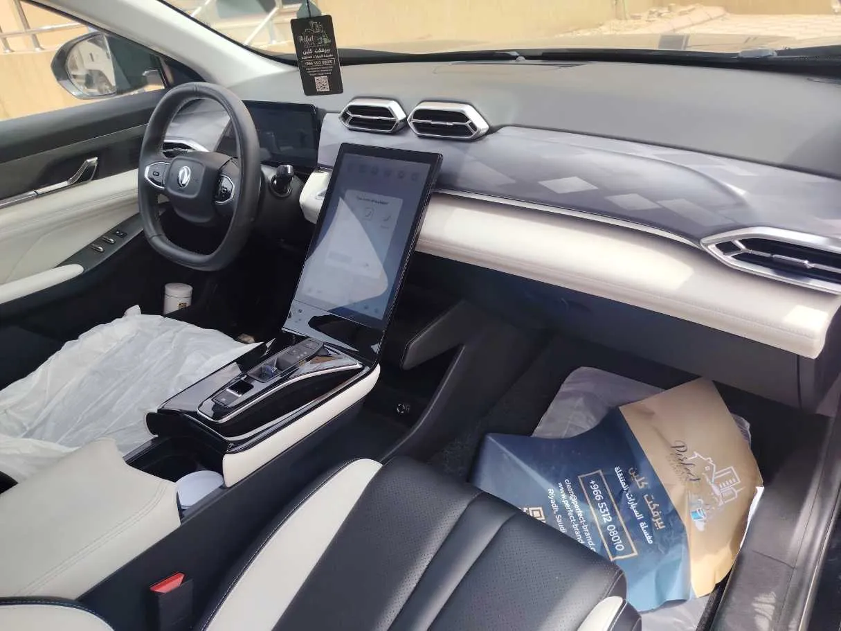 Car image 14