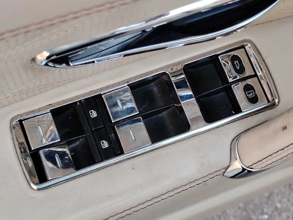 Car image 27
