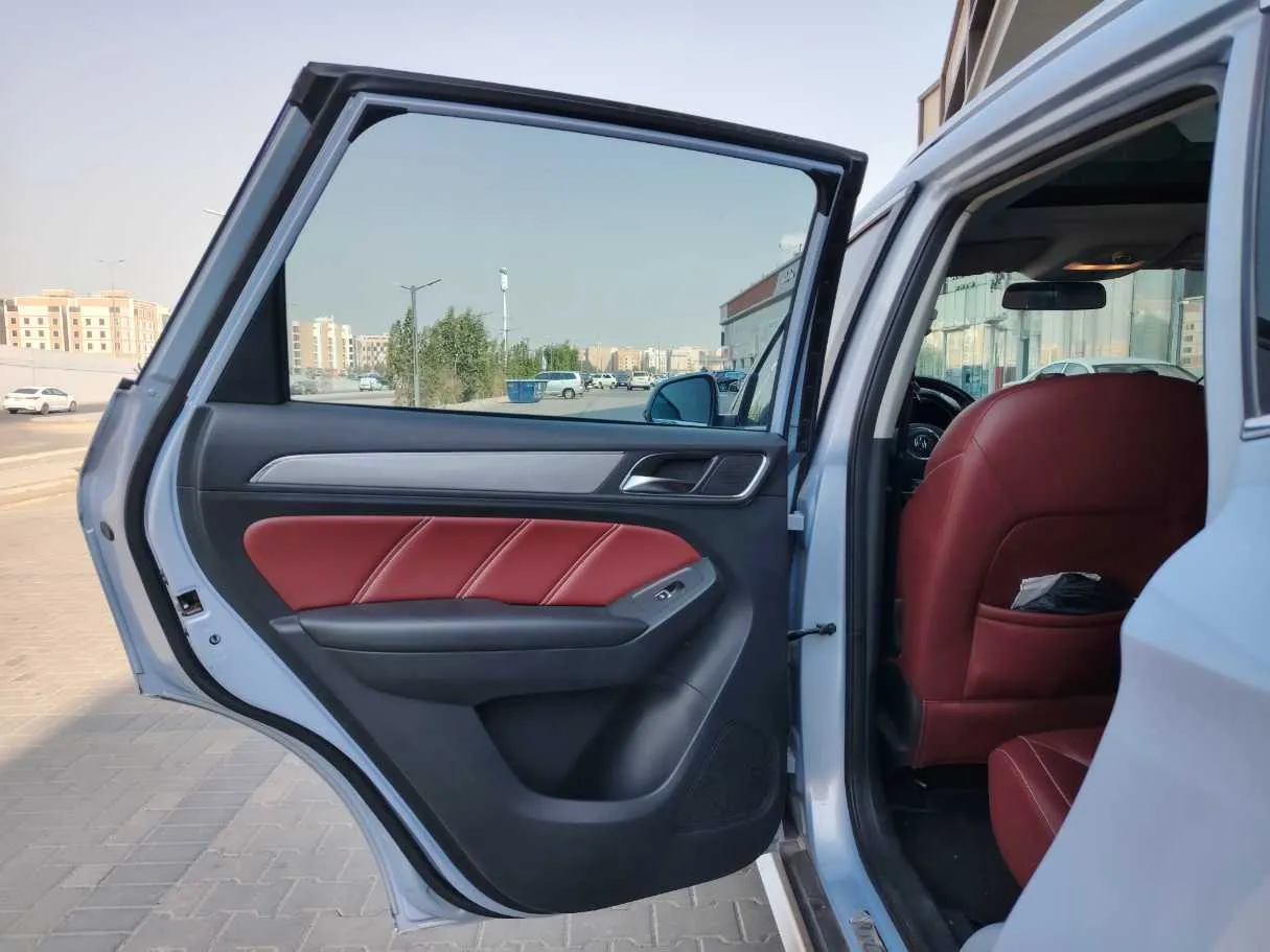 Car image 14