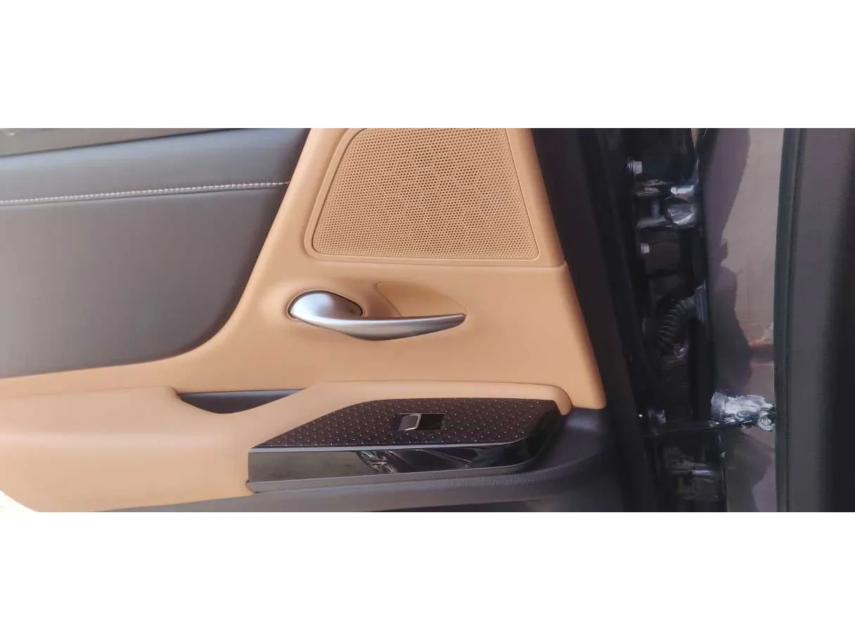 Car image 26