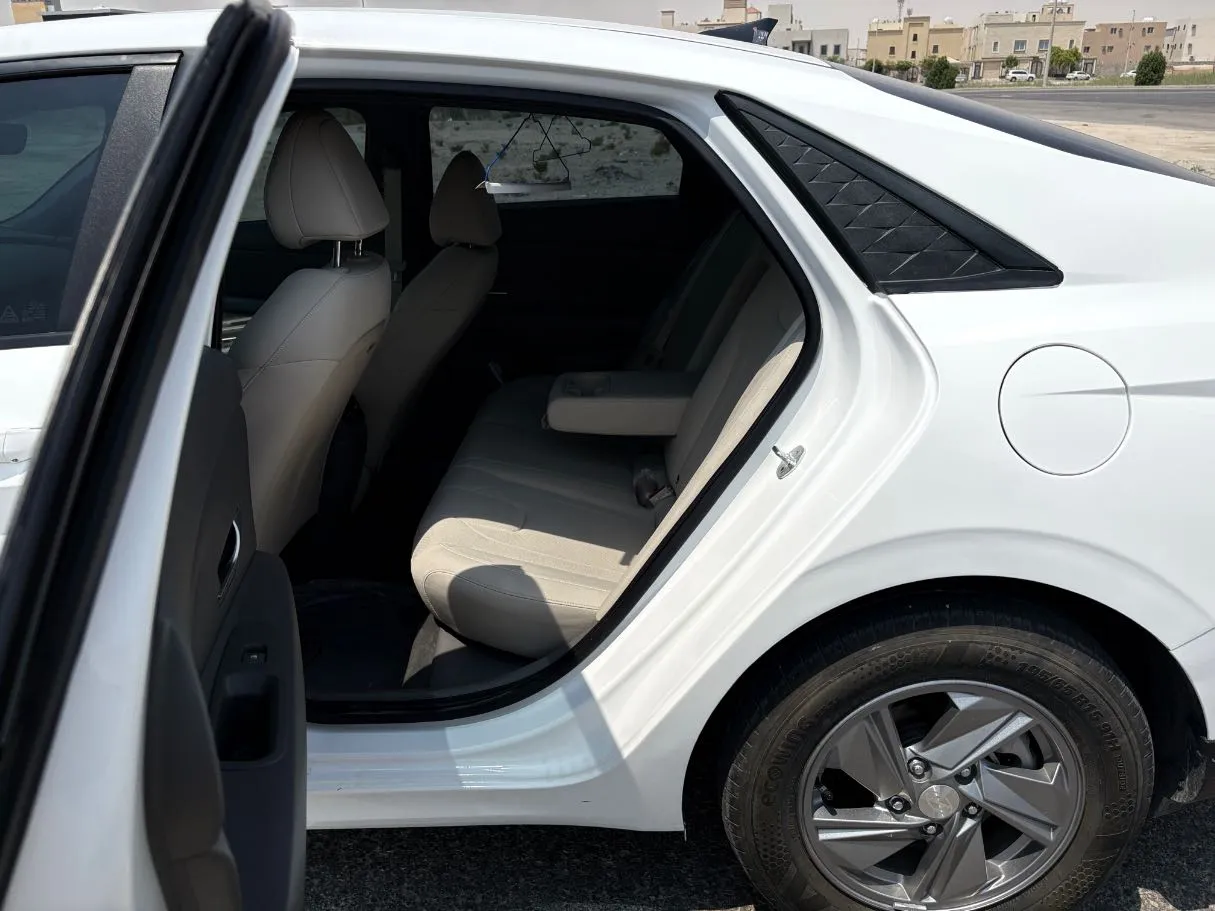 Car image 16