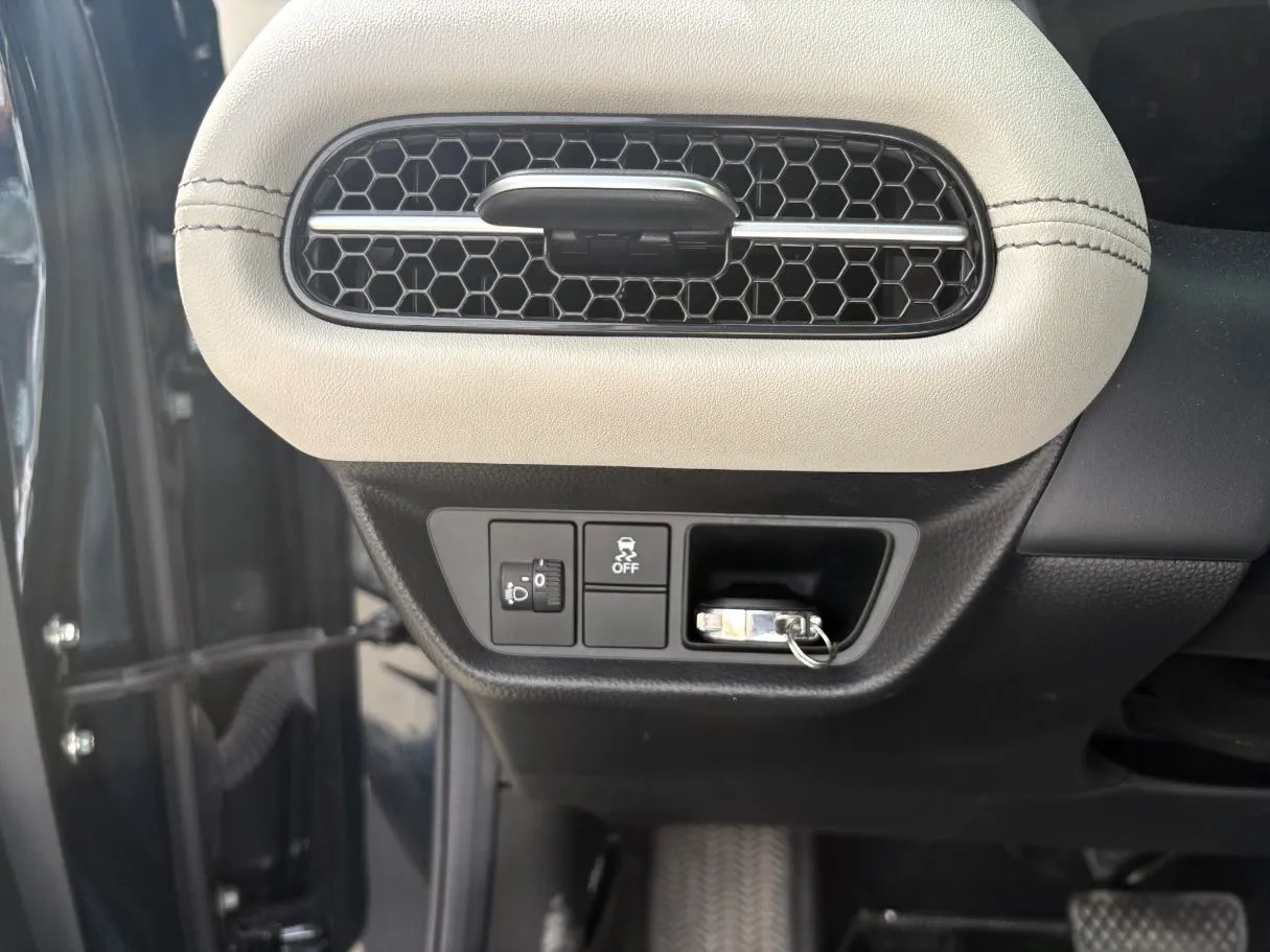 Car image 26