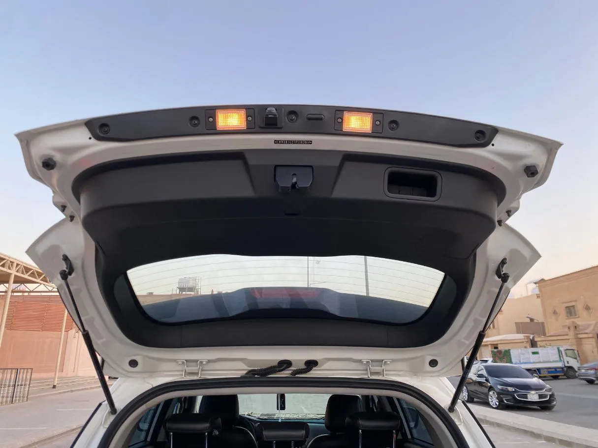Car image 19