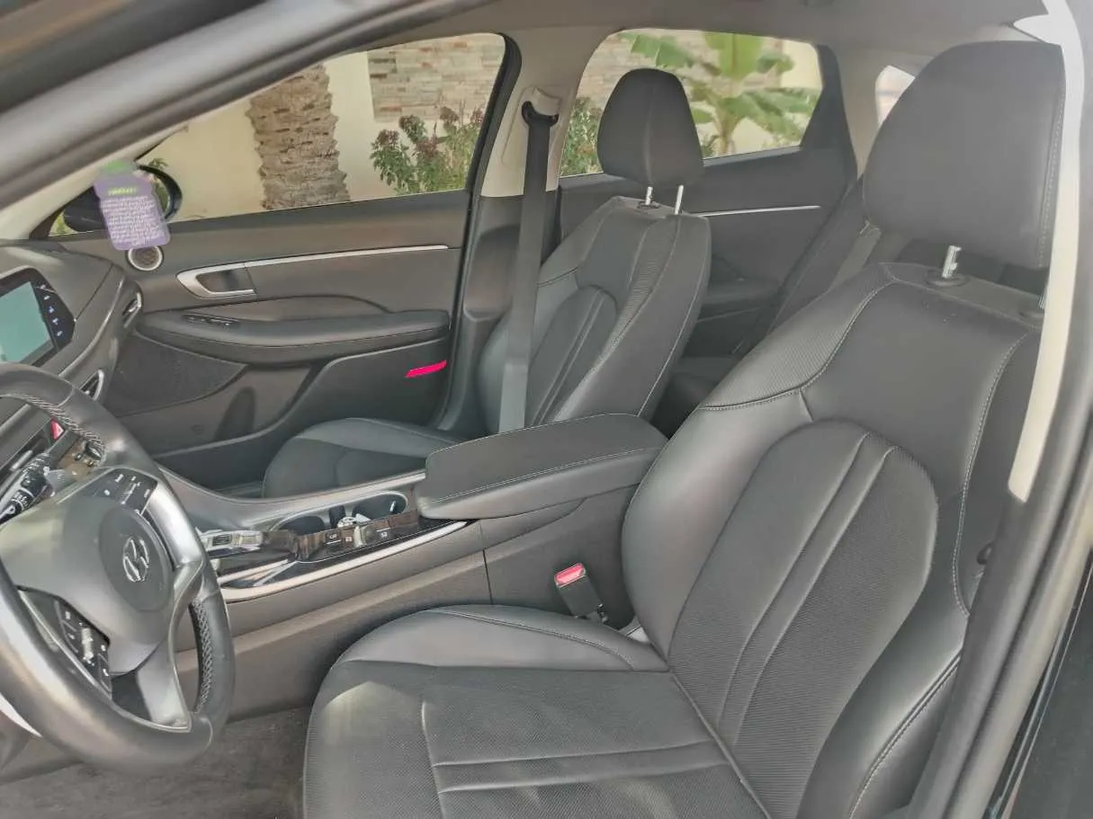 Car image 14