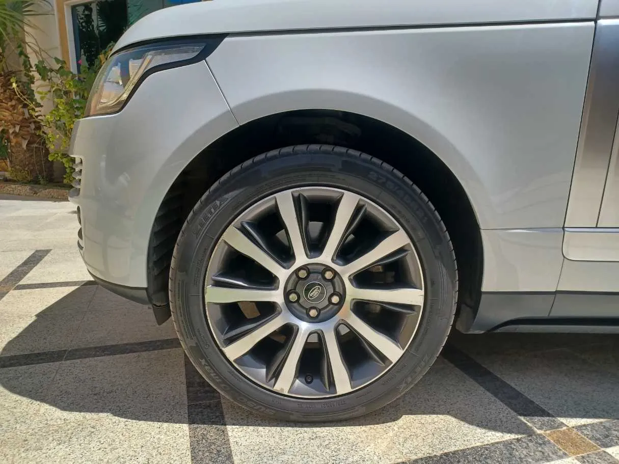 Car image 10
