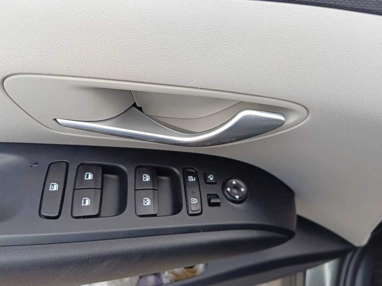 Car image 30