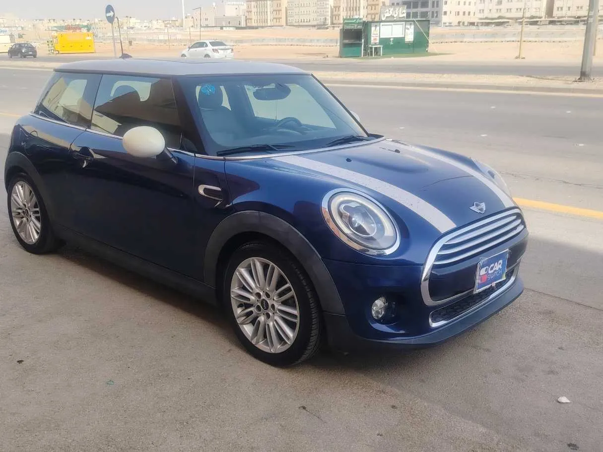 Car image 3
