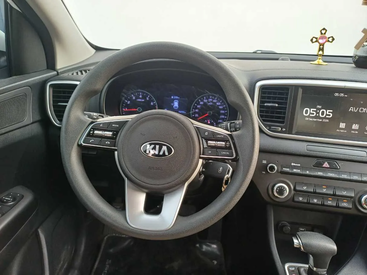 Car image 17