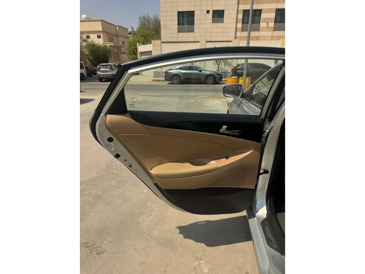 Car image 12