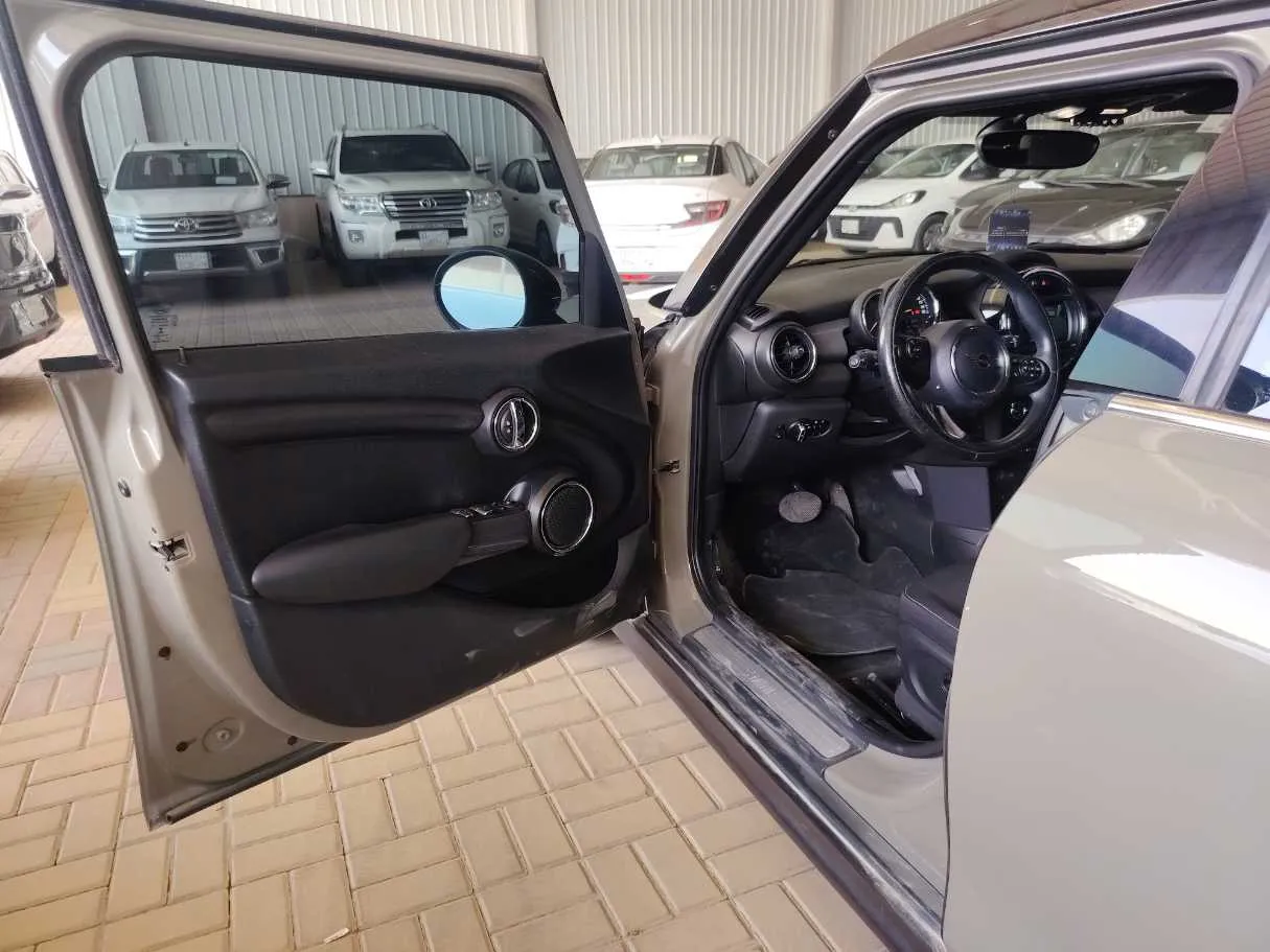 Car image 12