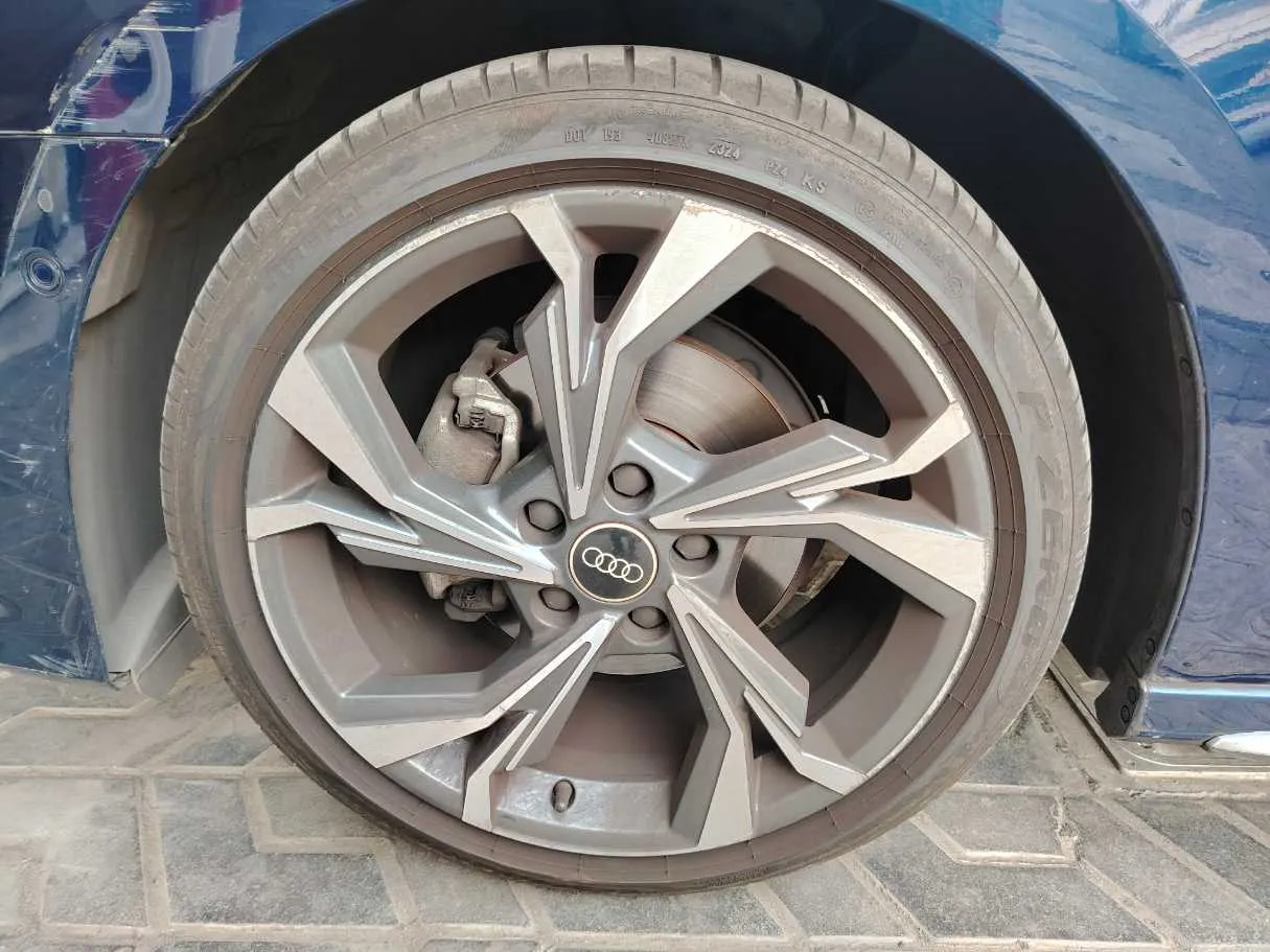 Car image 9