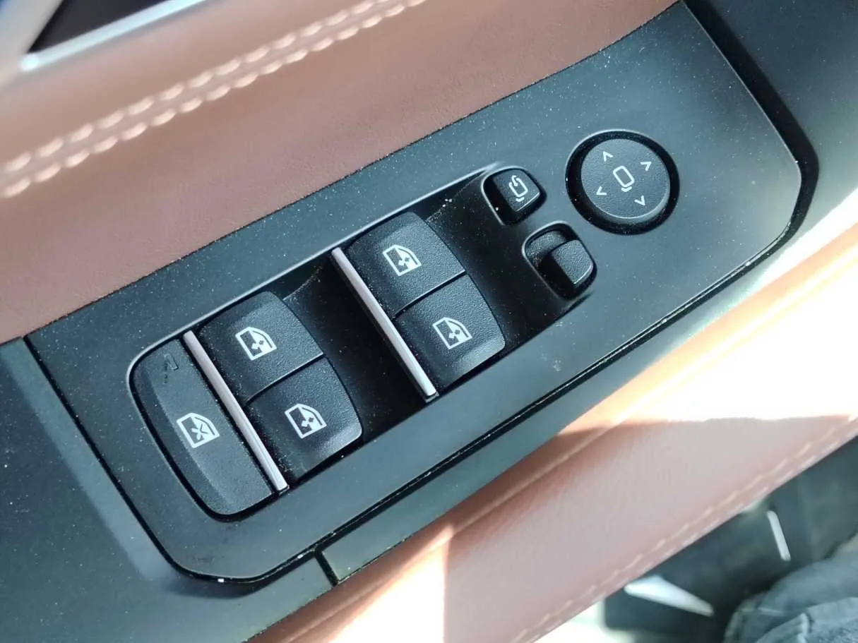 Car image 30